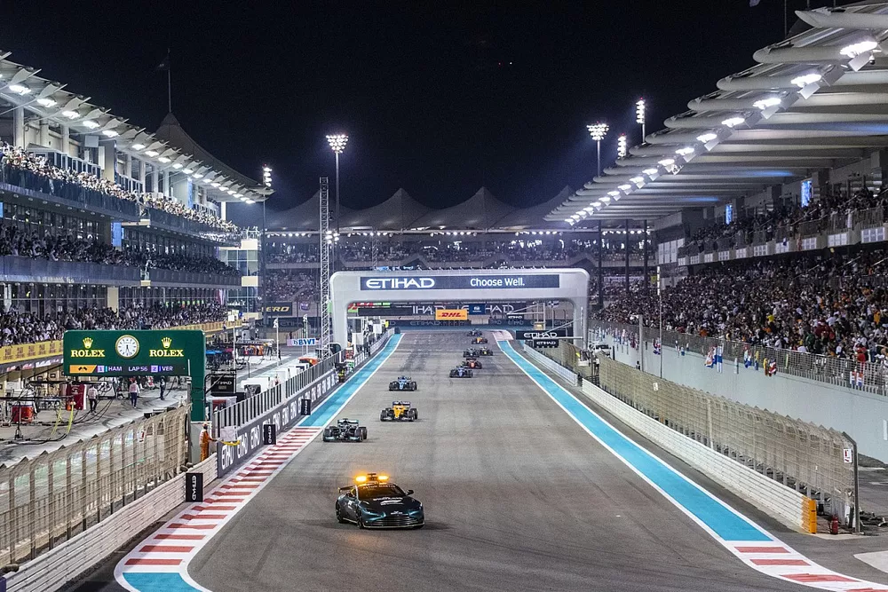 La voiture de s&eacute;curit&eacute;, Lewis Hamilton, Mercedes W12, Lando Norris, McLaren MCL35M, Fernando Alonso, Alpine A521, et le reste des monoplaces