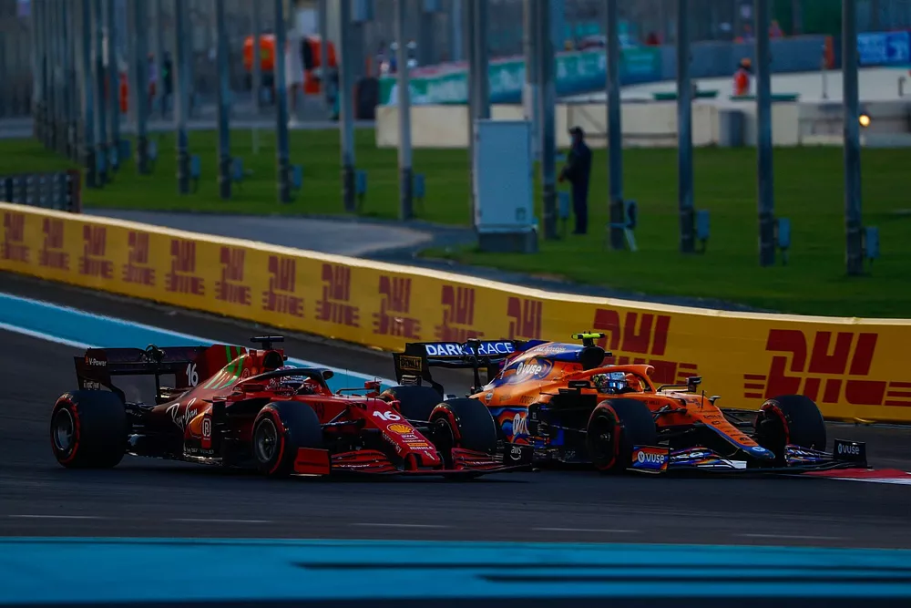 Lando Norris, McLaren MCL35M, strijdt met Charles Leclerc, Ferrari SF21