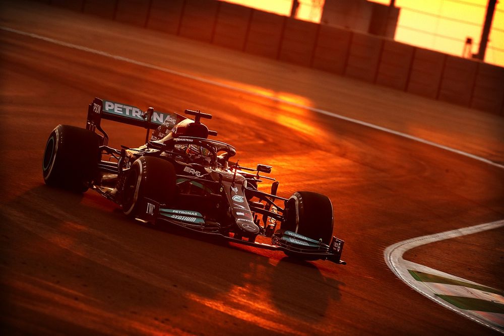 Verstappen két lila szektor után törte össze az autóját, Hamiltoné a pole Szaúd-Arábiában!