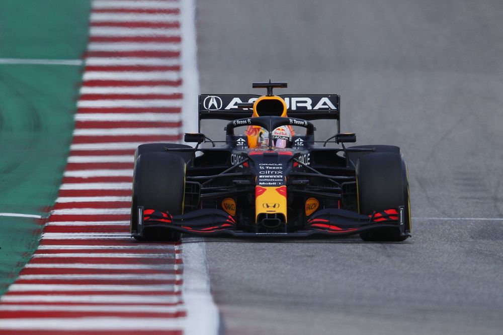 Verstappen worstelt met verkeer, Marko spreekt van "goede stap"