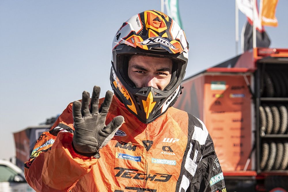 Vídeo: el bonito detalle de Petrucci con unos niños en el Dakar