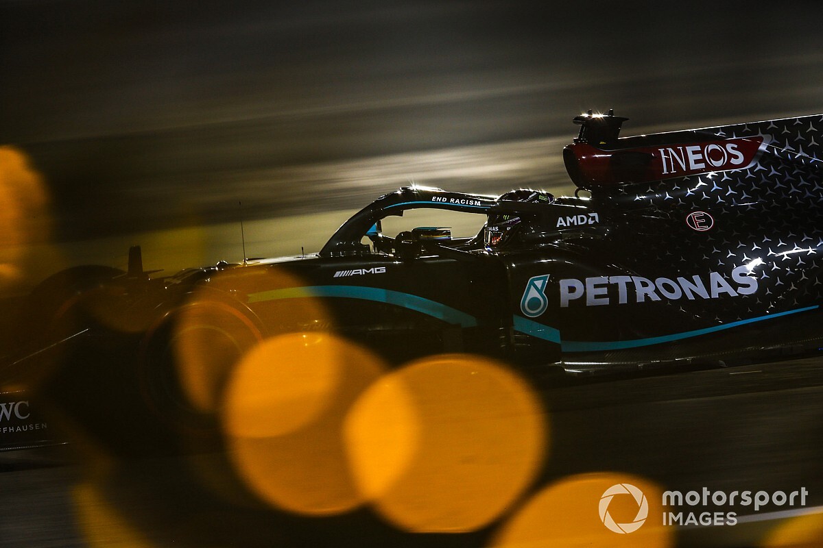 Hamilton si... carica mentre la Ferrari si perde