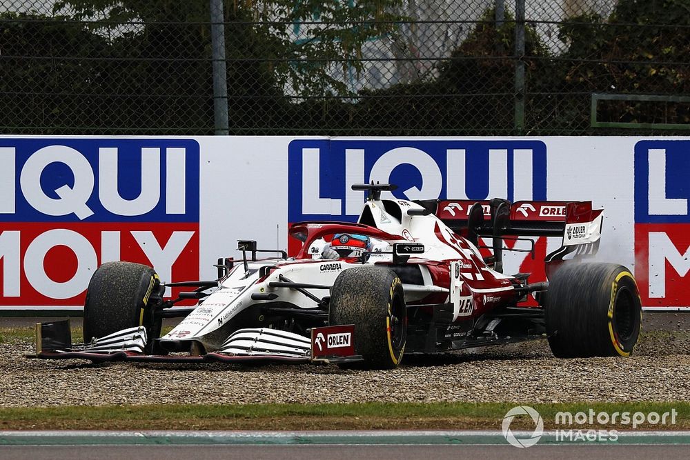 Kimi Raikkonen, Alfa Romeo Racing C41, dans le bac à graviers