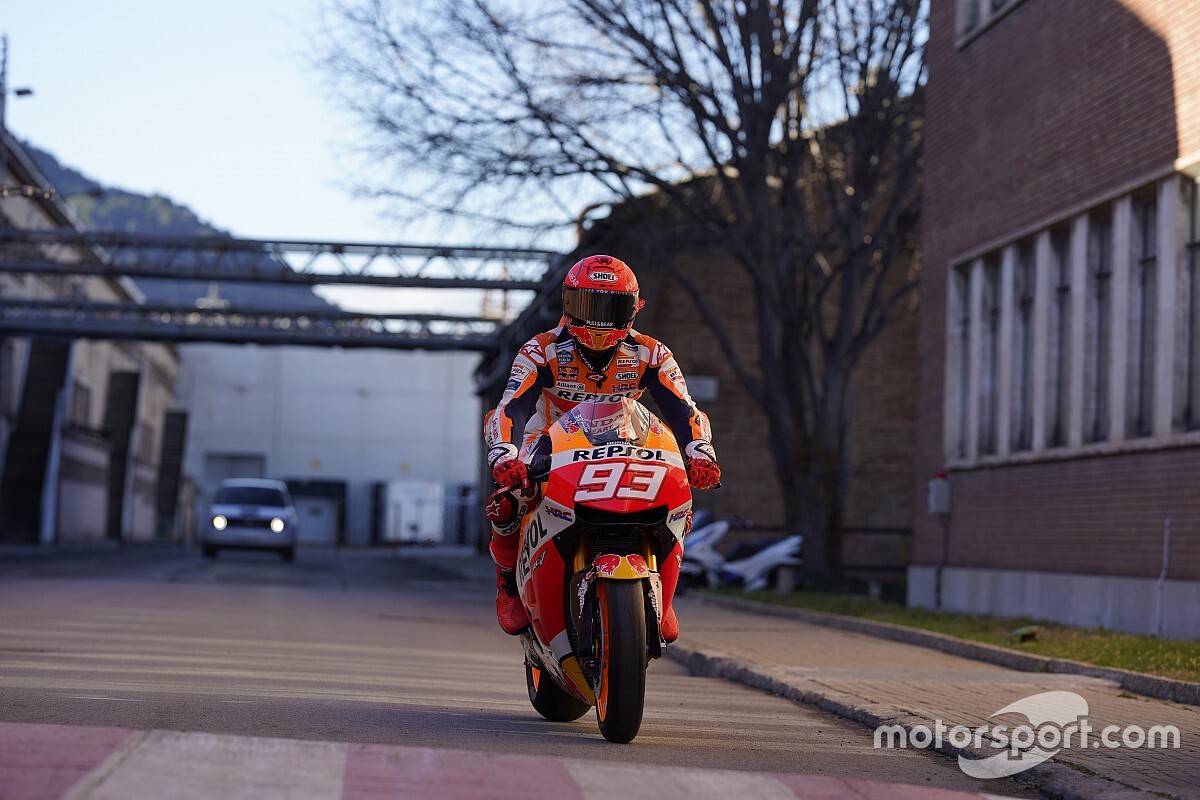 Chi si nasconde dietro al casco di Marquez nel video Honda?