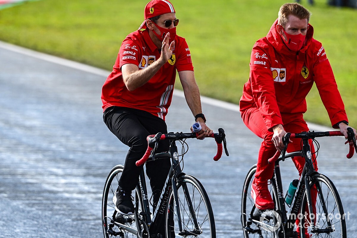 Vettel: "Sono felice di continuare a... nuotare”