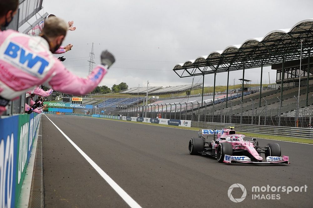 Lance Stroll, Racing Point RP20, félicité par ses mécaniciens