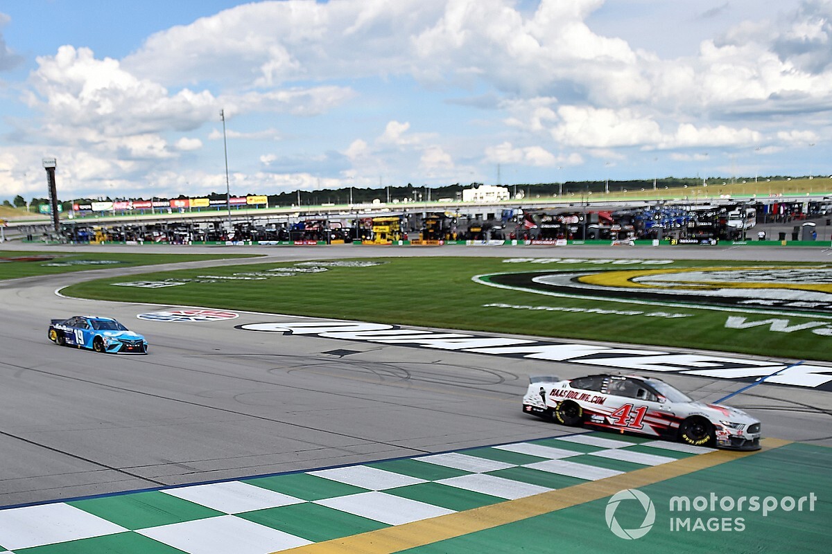 Custer faz manobra ousada no final e conquista primeira vitória na NASCAR Cup Series