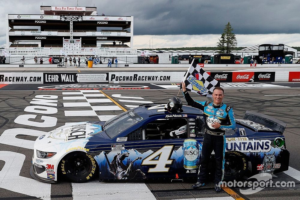 Race Winner Kevin Harvick, Stewart-Haas Racing, Ford Mustang