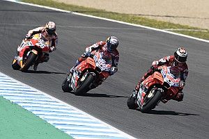 Queda tripla incendeia MotoGP e Alonso vive dia de glória