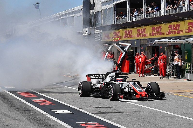 Romain Grosjean, Haas F1 Team VF-18 in pit lane con il motore in fumo nella Q1