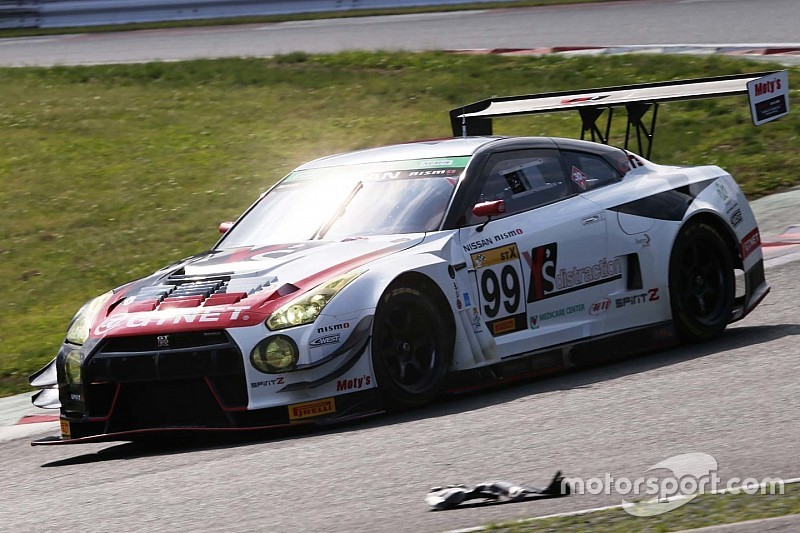 富士24時間チェッカー。ライバルのトラブルを尻目に、99号車GT-Rが優勝