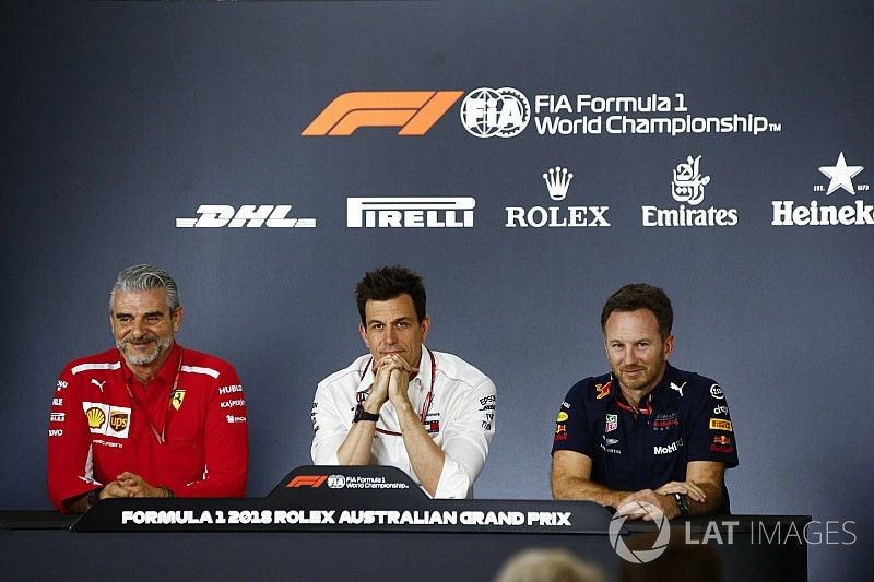 Maurizio Arrivabene, director del equipo Ferrari, Toto Wolff, director ejecutivo (de negocios), Mercedes AMG y Christian Horner, director del equipo, Red Bull Racing, en la conferencia de prensa