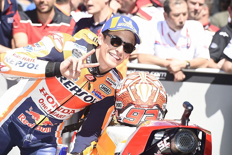 Márquez vence a Crutchlow por la pole de Assen