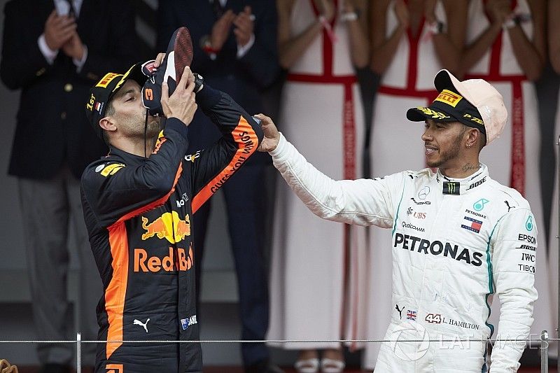 El ganador de la carrera Daniel Ricciardo, Red Bull Racing, bebe de su zapato con Lewis Hamilton, Mercedes AMG F1