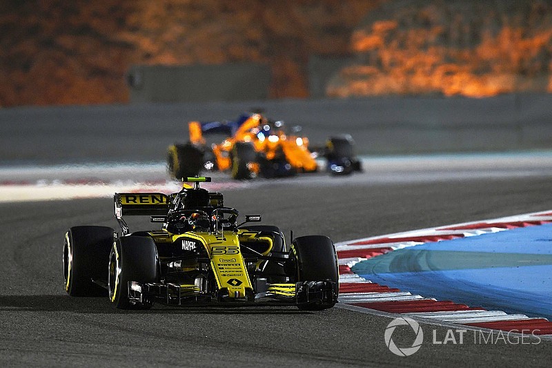 Sainz: "Nuestro déficit en las rectas no ayuda a adelantar"
