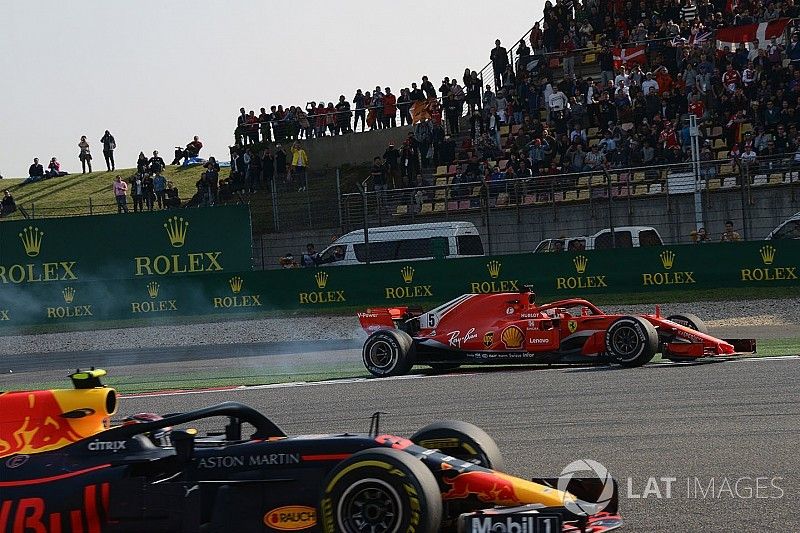 Max Verstappen, Red Bull Racing RB14 en Sebastian Vettel, Ferrari SF71H clashen