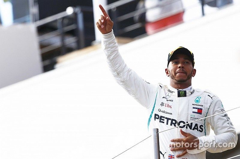 Lewis Hamilton, Mercedes AMG F1, fête sa victoire sur le podium