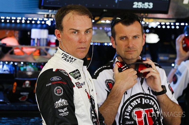 Kevin Harvick, Stewart-Haas Racing Ford Fusion and crew chief Rodney Childers