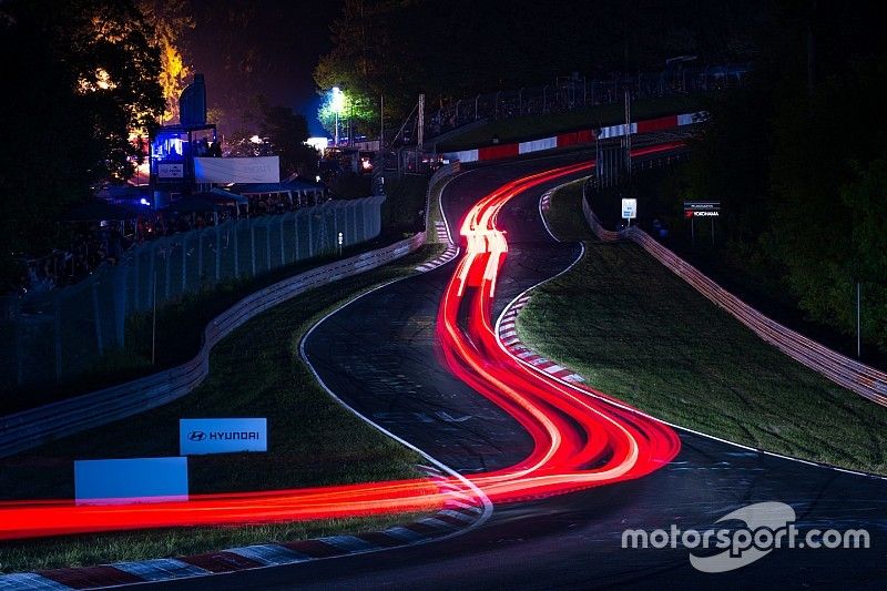 Nürburgring-Nordschleife bei Nacht