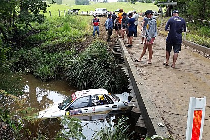 Brutto incidente al Rally d'Australia: un equipaggio finisce nel fiume!