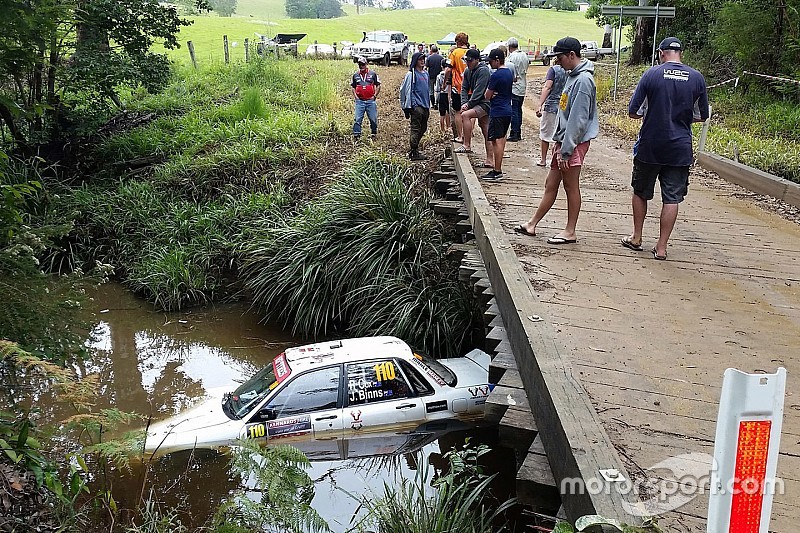 Brutto incidente al Rally d'Australia: un equipaggio finisce nel fiume!