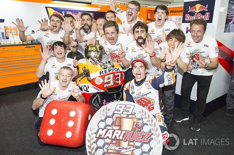 Le Champion du monde Marc Marquez, Repsol Honda Team, fête son titre avec son équipe