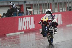 Fenati domineert op kletsnat Motegi, P9 Bendsneyder
