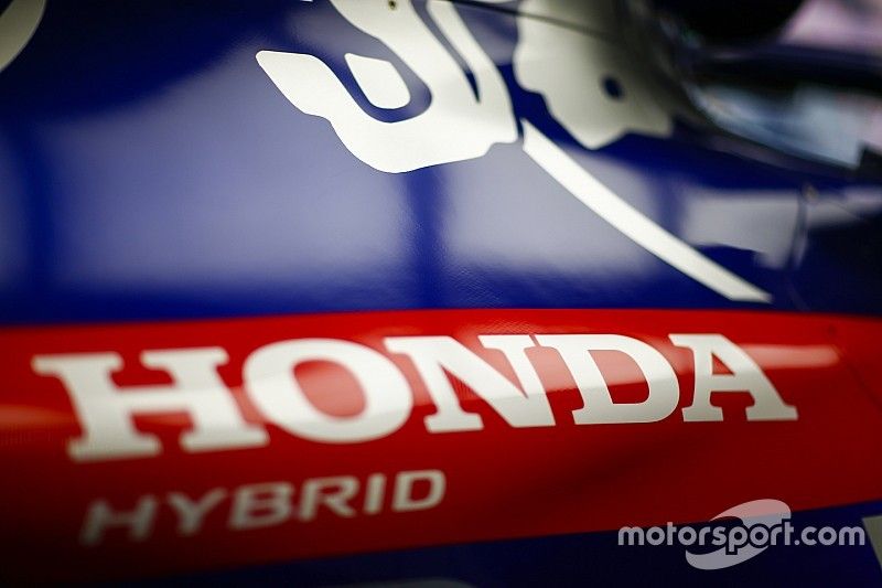 Logo Honda sur le capot moteur de la Toro Rosso STR13