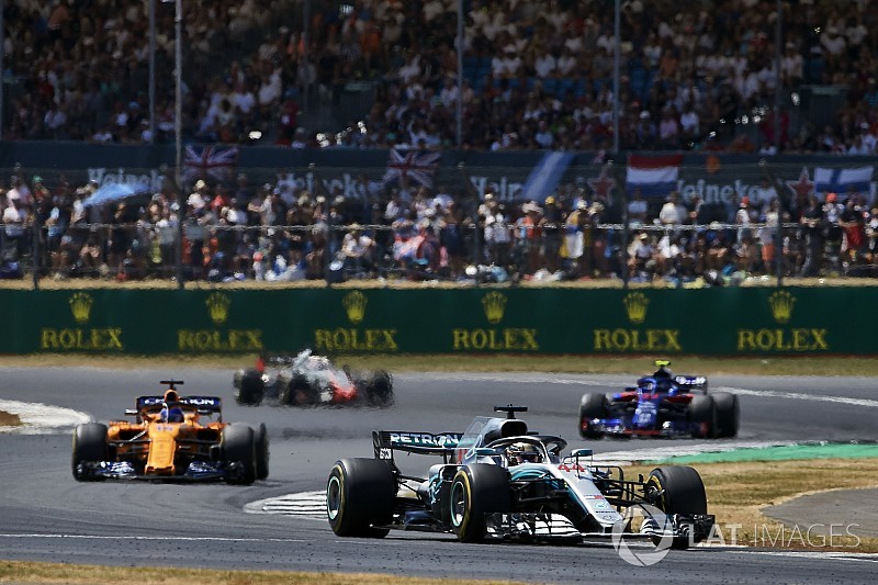 Hamilton celebra ganho mínimo de Vettel em Silverstone