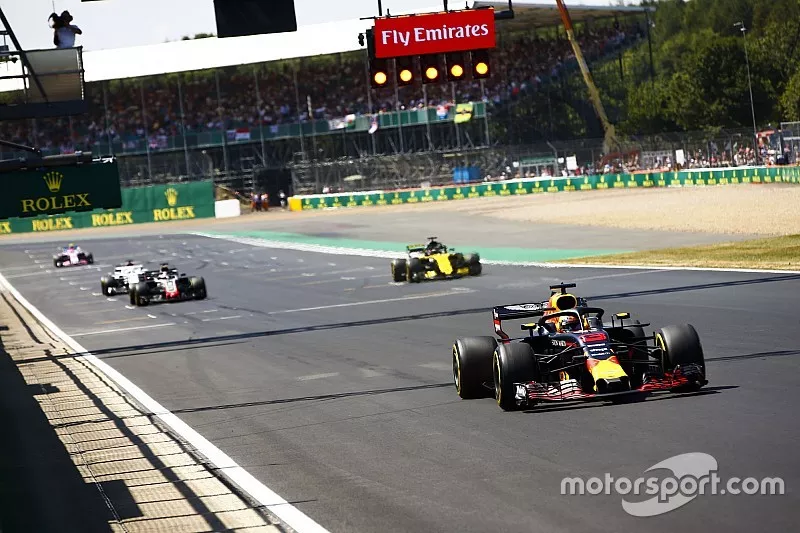 Daniel Ricciardo, Red Bull Racing RB14, devant Nico Hulkenberg, Renault Sport F1 Team R.S. 18, Romain Grosjean, Haas F1 Team VF-18, et Marcus Ericsson, Sauber C37, pour des essais de départ