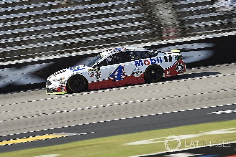 Kevin Harvick holds off Truex for Stage 1 win at Texas