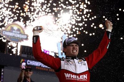 NASCAR Xfinity: Love supera Zilisch e conquista título de 2025