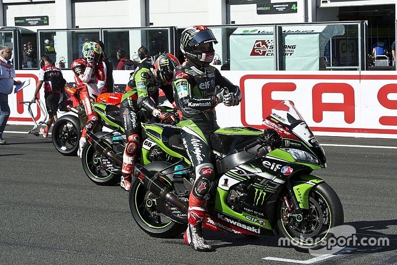 Chamboulement sur la grille de la deuxième course WSBK