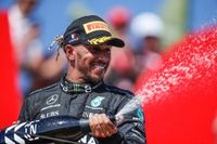 Lewis Hamilton liegt am Boden: Ohne Trinkflasche auf P2