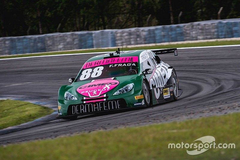 No apagar das luzes, Fraga conquista pole em Curitiba