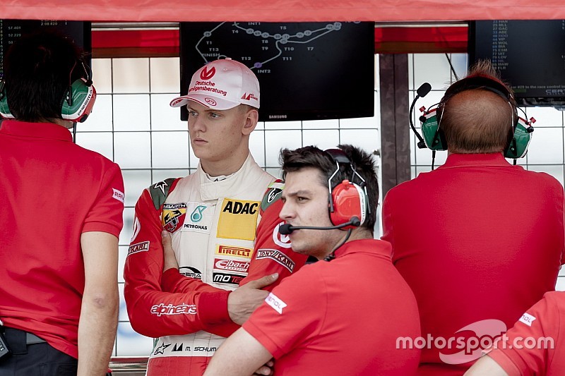 Mick Schumacher Formula 3 testlerine başladı