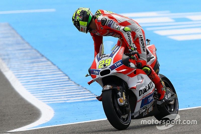 Dovizioso 7th and Iannone 11th at the end of first day of free practice for the Spanish GP