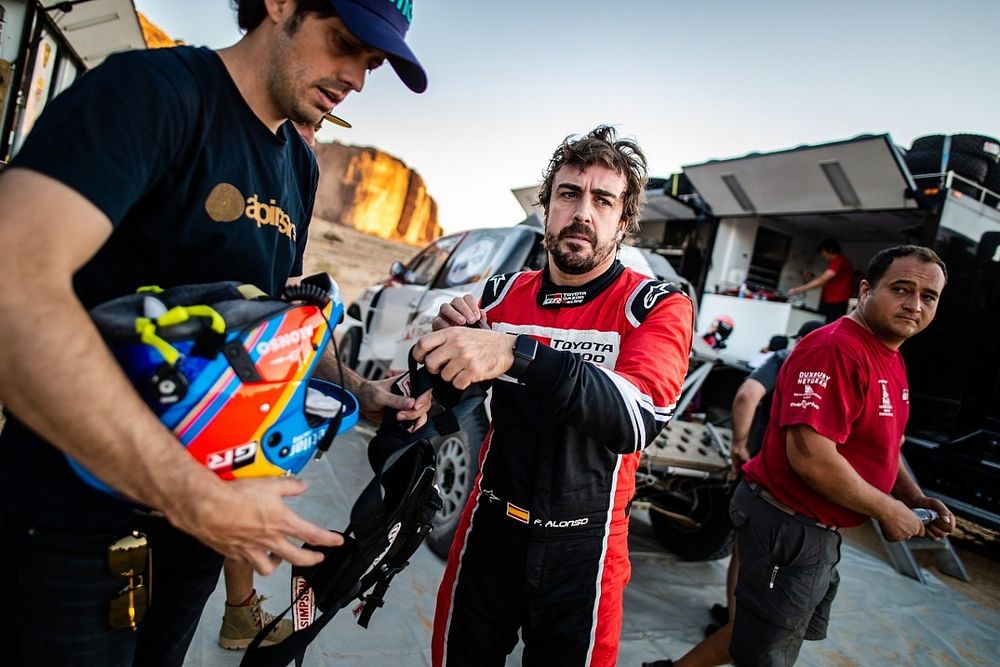 Fernando Alonso, Warren Naude, chief mechanic Toyota Gazoo Racing