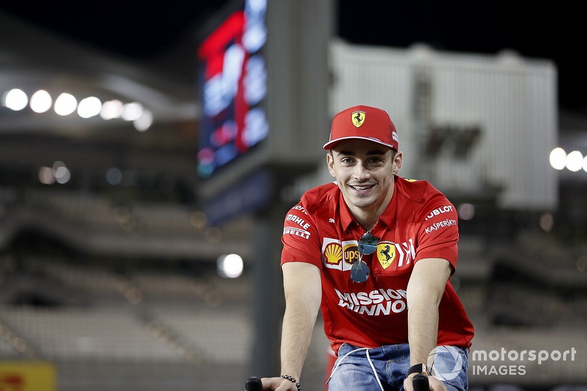 Hatalmas mémmel reagált a Mercedes Leclerc banánjelmezére