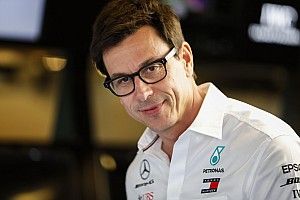Mercedes desmiente rumores de salida de la F1 y futuro de Wolff