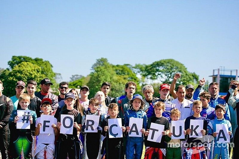 Jovens pilotos de kart desejam boa recuperação para Tuka Rocha