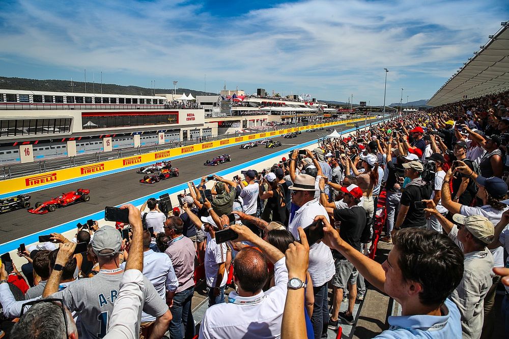 Tribune de la ligne droite de départ/arrivée au Grand Prix de France de F1