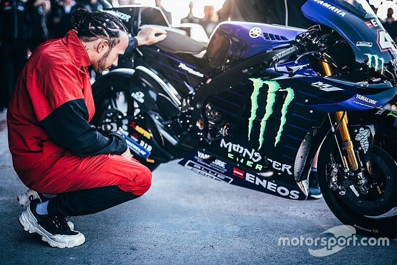 ¿Se cayó con la Yamaha o no? Hamilton juega al despiste
