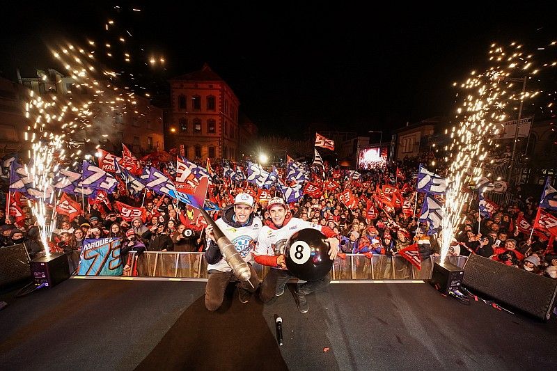 Los Márquez celebran la doble corona ante una multitud en Cervera