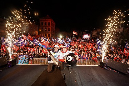 Los Márquez celebran la doble corona ante una multitud en Cervera