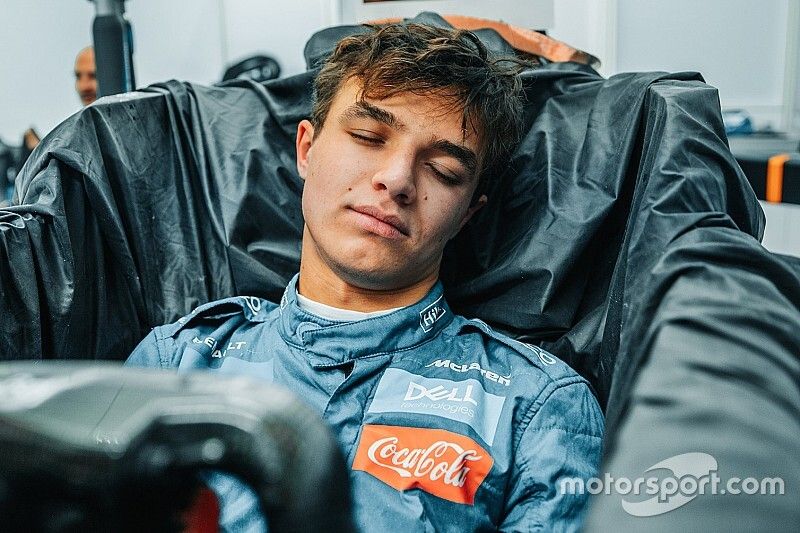 Lando Norris fa il sedile della McLaren MCL35