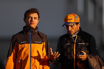 Így tombolt a McLarenben Norris és Sainz: videó