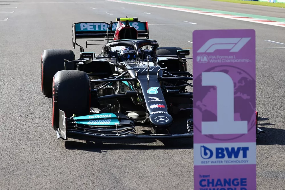 Le poleman Valtteri Bottas, Mercedes W12, arrive dans le parc fermé