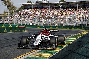 Un problema del casco obligó a Raikkonen a cambiar su estrategia