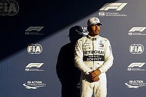Hamilton critica vaias racistas a jogador inglês pelo Instagram